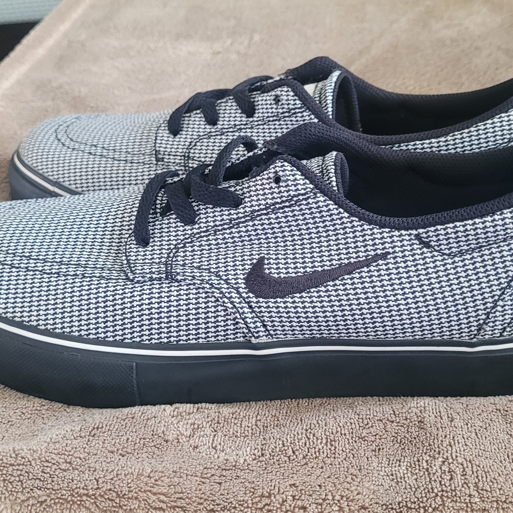 Brand New Nike SB Black and White Skateboarding Sneakers